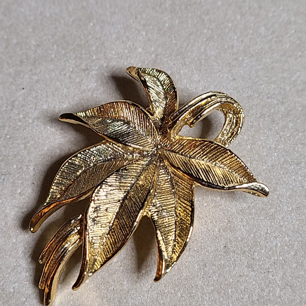 Gerry Palm Leaves Gold Brooch